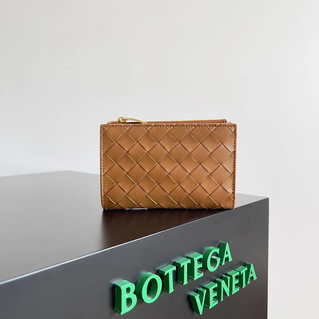 Batch 960 of BOTTEGA VENETA’s new woven small wallets are now shipping! ! ! 🥰🥰Made of carefully selected first-layer sheepskin fabric, this small luxury wallet has an elegant appearance and is also full of practicality. It can store change, driver's license and various cards at the same time. It is so small that it can be put in your pocket and carried with you. It is really convenient [Applause][Applause] Style No.: 667468 Size: 14.5*9.3*2cm